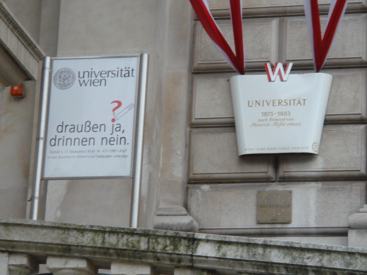 ウィーン大学。学内禁煙と書かれています。